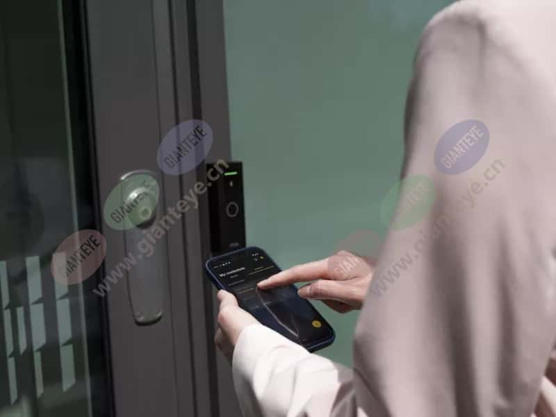 a4612_woman_use_mobile_app_exterior_door_02_2406_hi_4-3Mediawithtext.jpg.jpg