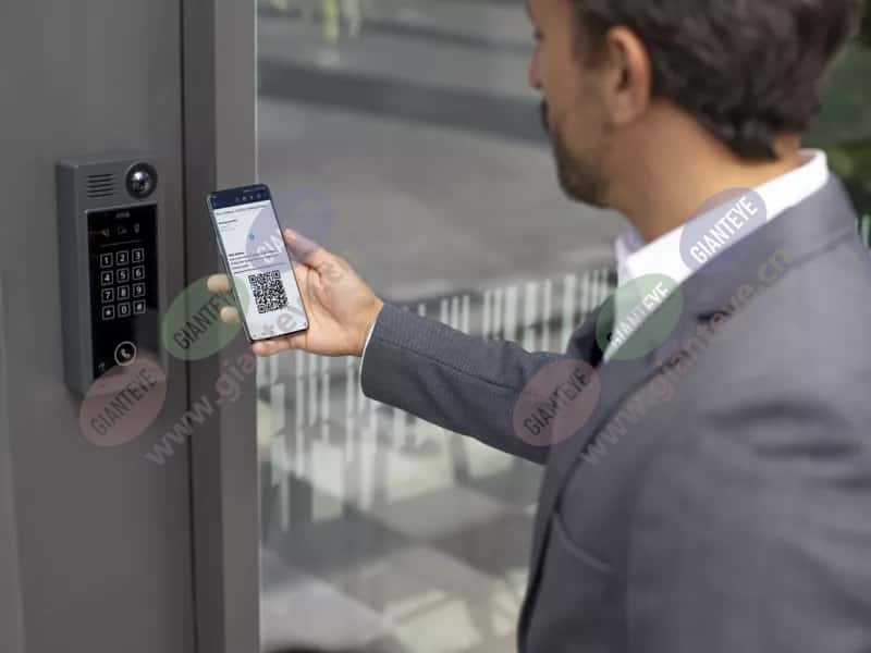 a8207ve_man_receiving_qr_code_01_2205_hi-4-3Mediawithtext.jpg.jpg