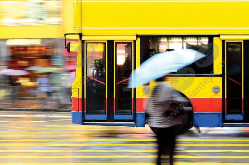 bus_flying_yellow_city_umbrella_blurry_1912_2600x1950.jpg.jpg