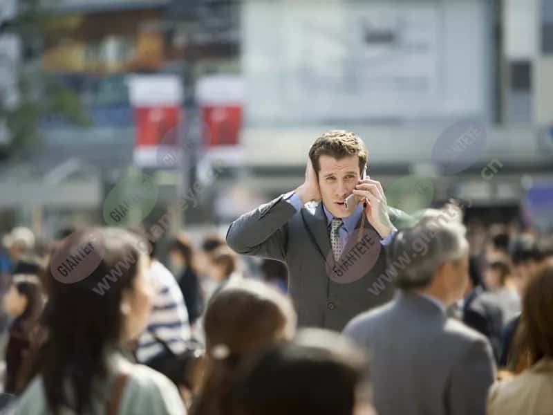 city_crowd_businessman_phone_too_loud_2007_2600x1950.jpg.jpg