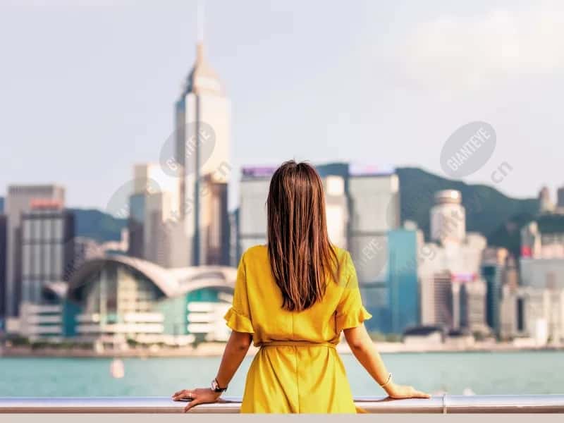 city_woman_looking_2003_2600x1950.jpg.jpg
