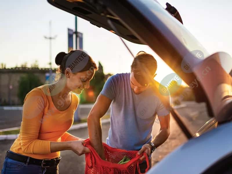 couple_putting_groceries_in_car_trunk_sunset_2104_2600x1950.jpg.jpg
