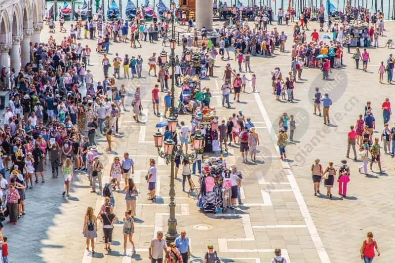 crowd_people_summer_square_pink_1808_2600x1732.jpg.jpg