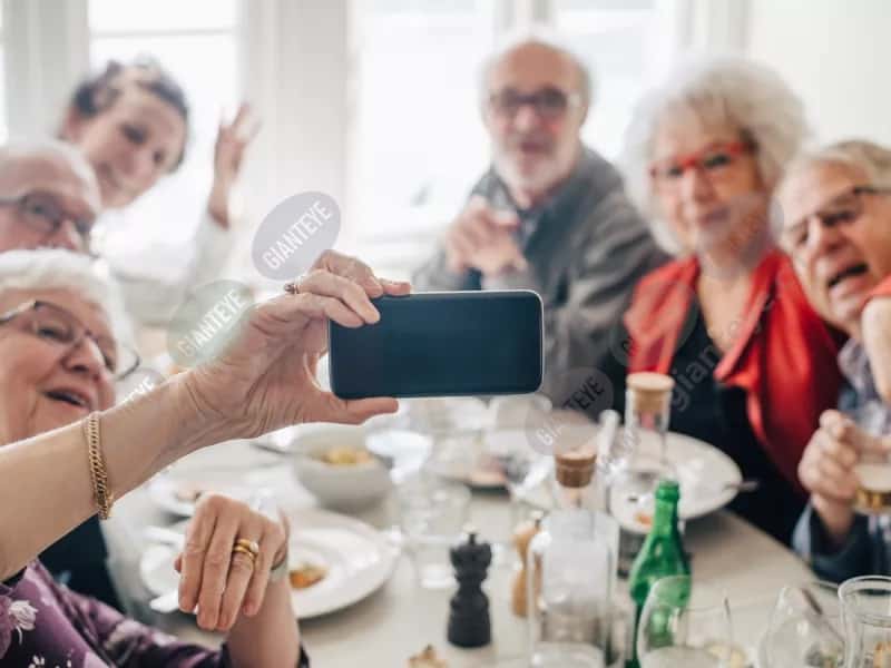 elderly_group_smartphone_aged_care.jpg.jpg