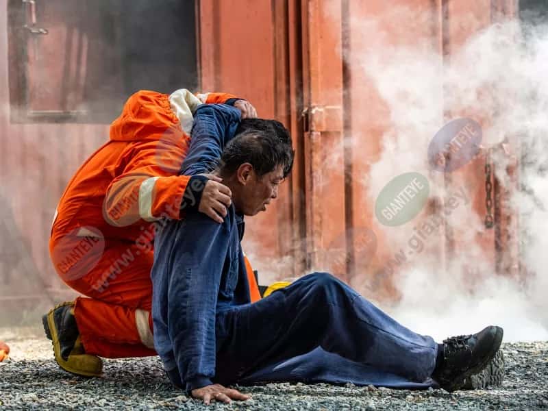 firefighter_helping_man_smoke_2008_2600x1950.jpg.jpg