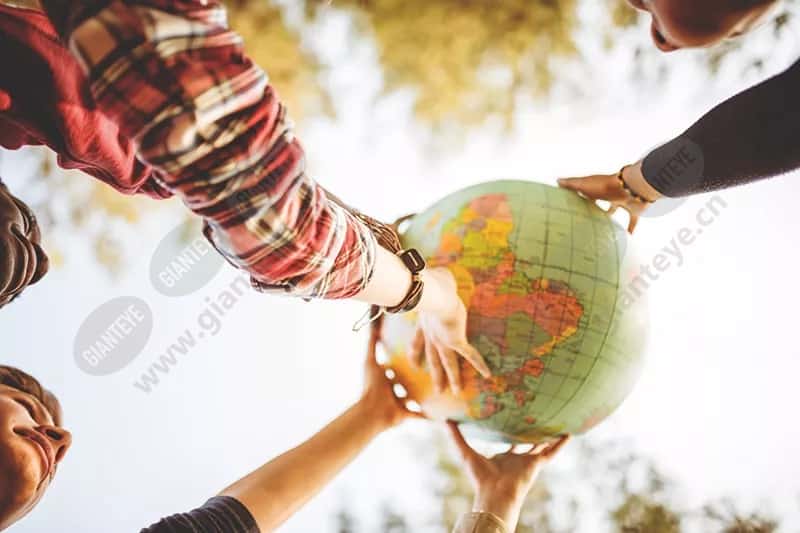 globe_blurry_hands_holding_1703_lo.jpg.jpg