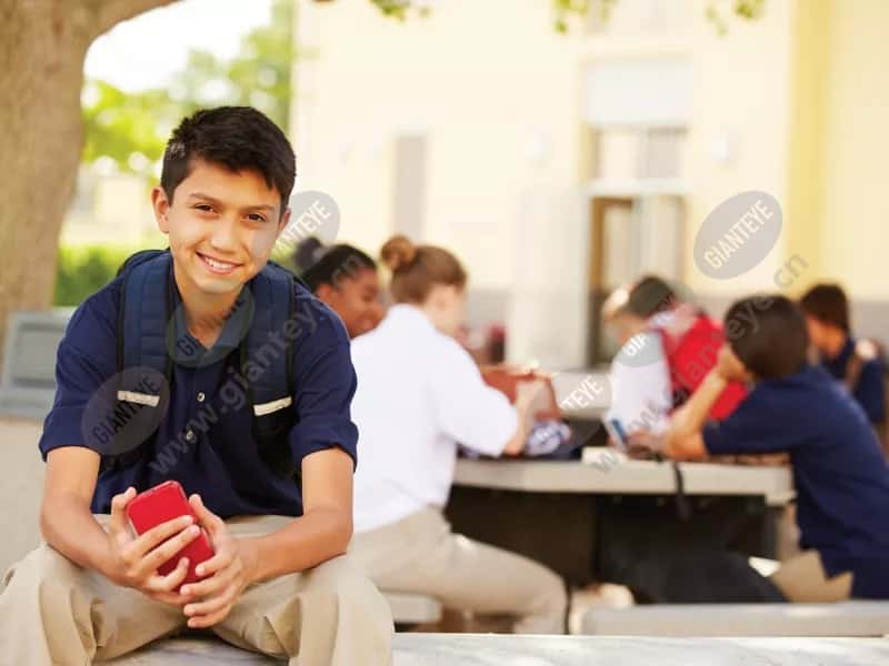 high_school_student_phone_1701_2600x1950.jpg.jpg