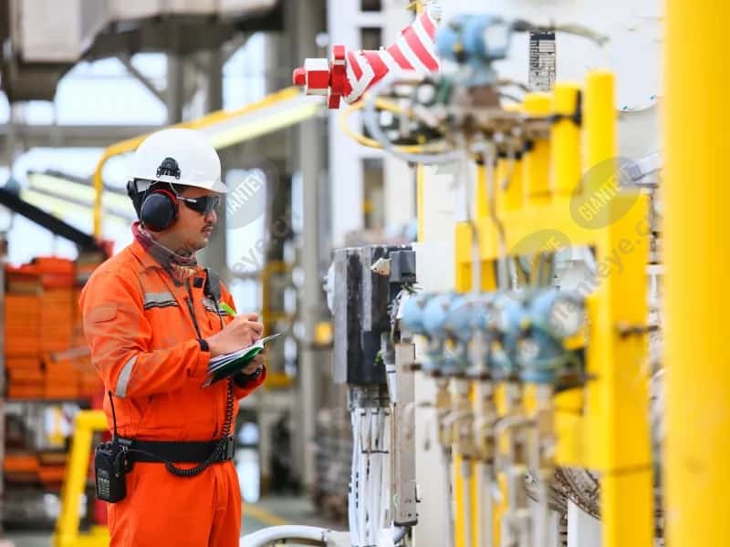 man_clipboard_checking_oil_gas_pipes_2008_2600x1950.jpg.jpg
