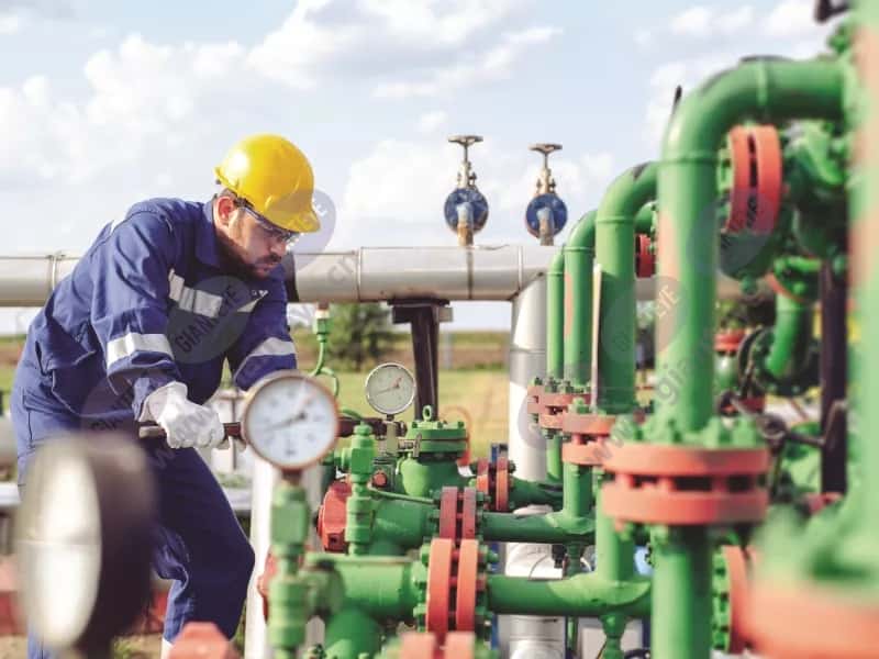 man_hardhat_adjusting_oil_pipes_refinery_gauges_2111_hi-4-3Mediawithtext.jpg.jpg