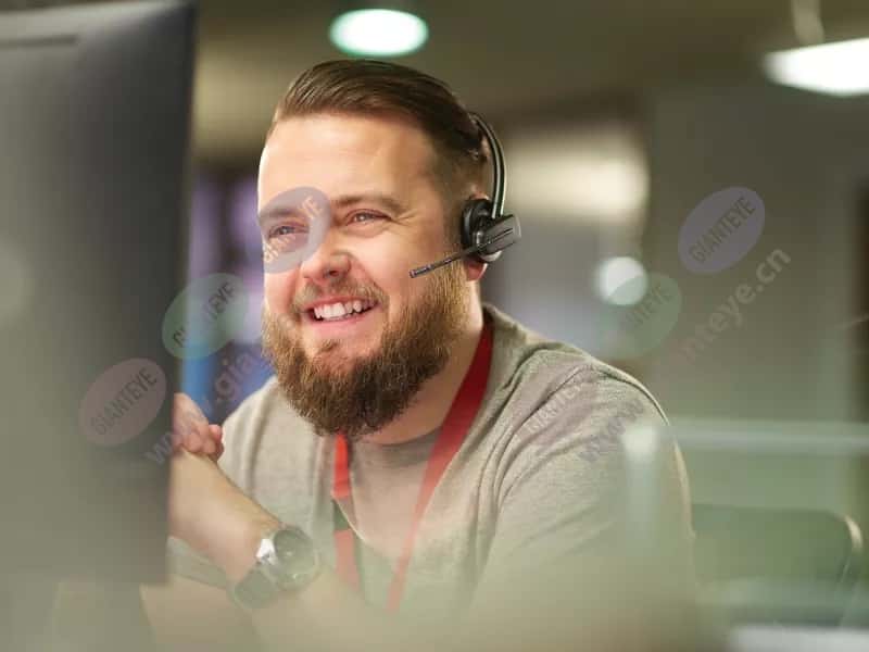 man_support_headset_smiling_2110_2600x1950.jpg.jpg