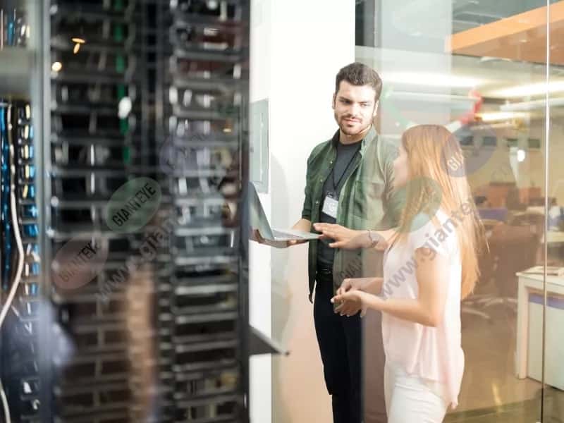 man_woman_talking_laptop_server_racks_2005_2600x1950.jpg.jpg