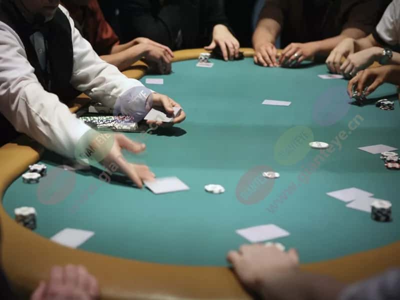 poker_dealing_cards_1412_2600x1950.jpg.jpg