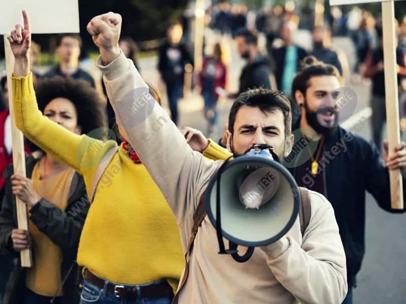 protesters_demonstration_megaphone_angry_crowd_2009_2600x1950.jpg.jpg