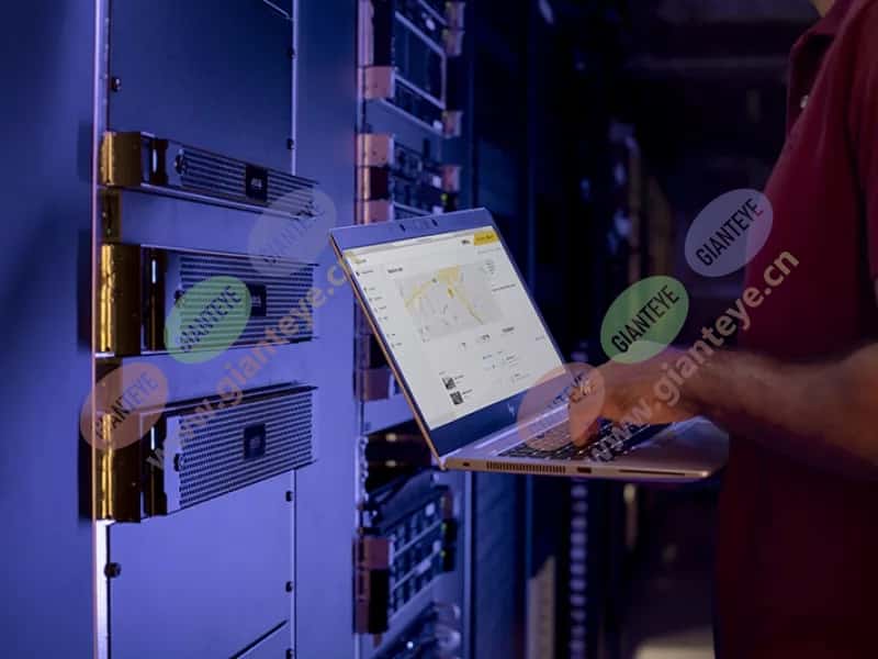 servers_technician_laptop_02_2209_lo-(1).jpg.jpg