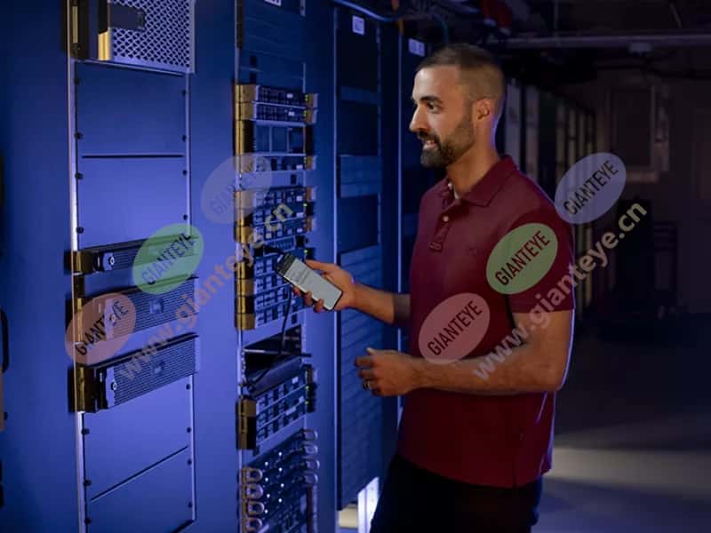 servers_technician_phone_2209_lo-Productimageswithcropping.png.jpg