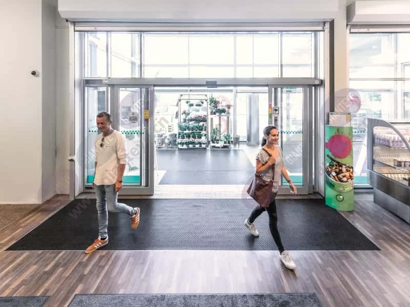 shop_entrance_people_1_2011_hi_2600x1950px.png.jpg
