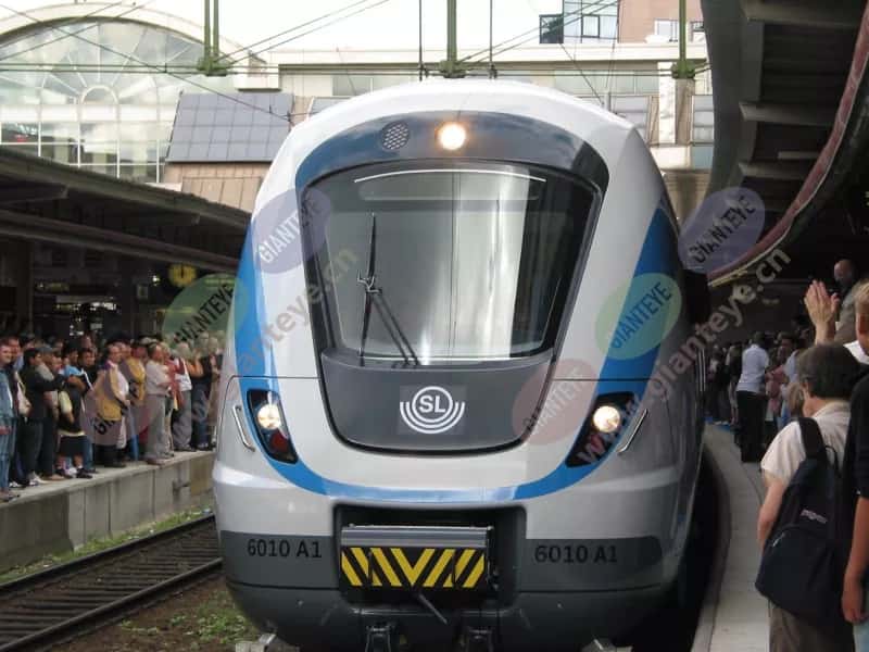 sl_train_at_platform_crowds_2600x1732.jpg.jpg