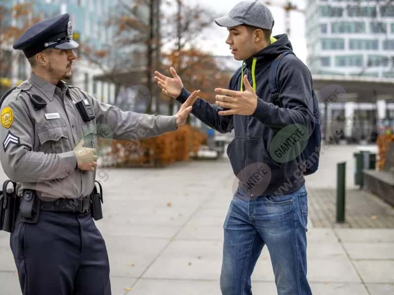 w101_police_calming_agitated_man_01_2112_hi.jpg.jpg