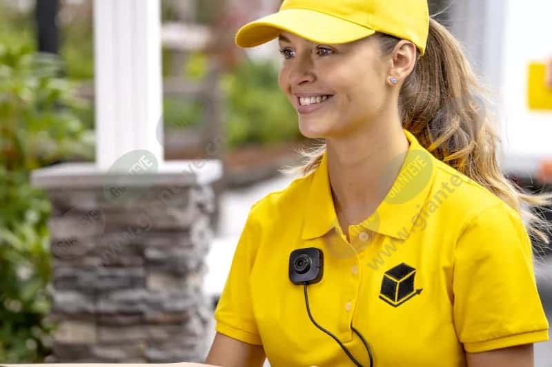 w101_tw1201_delivery_woman_carrying_package_2112_2600x1950.jpg.jpg