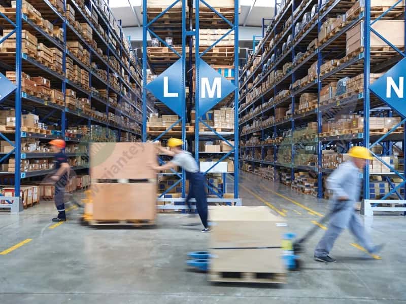 warehouse_men_pallet_loaders_blurred_blurry_2109_2600x1950.jpg.jpg