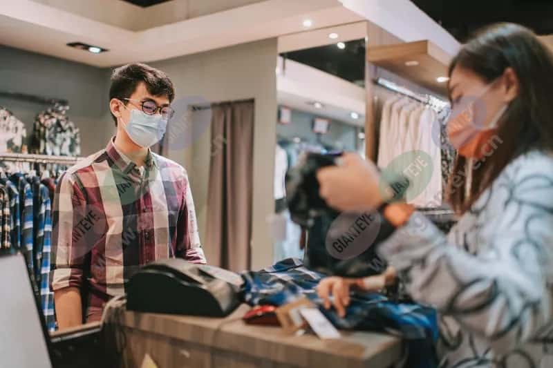 woman_cashier_helping_man_customer_clothing_store_facemasks_2104_2600x1732.jpg.jpg