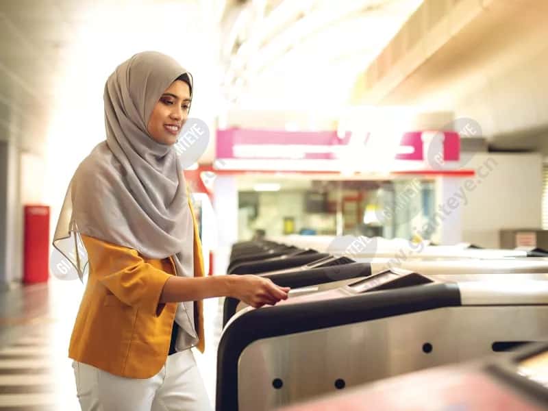 woman_muslim_headscarf_card_access_public_transport_2106_2600x1950.jpg.jpg