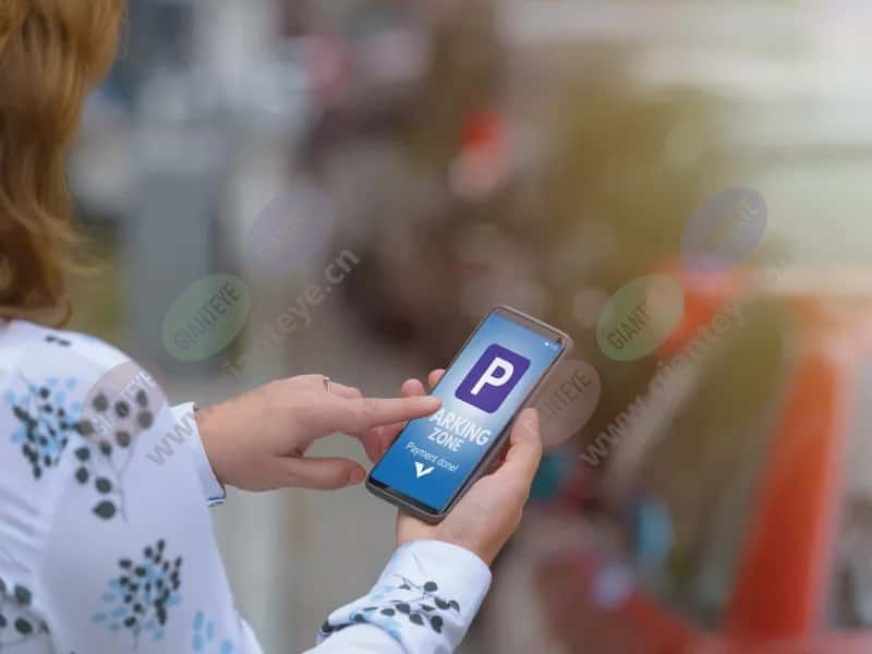 woman_parking_app_hands_smartphone_1909_2600x1950.jpg.jpg