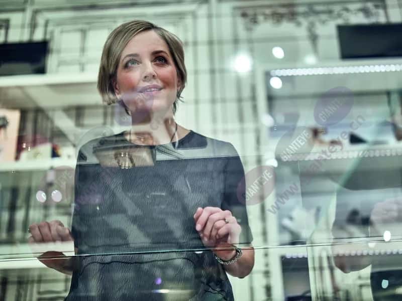 woman_shopping_behind_glas_2010_hi_2600x1950px.jpg.jpg